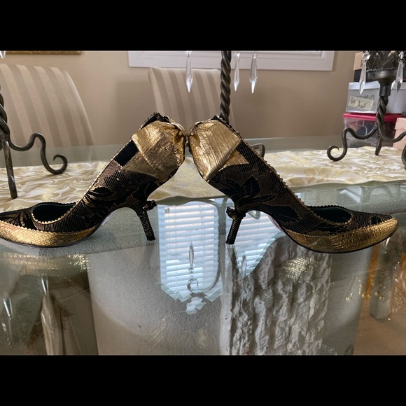 Black and gold designer shoes. - Picture 4 of 5